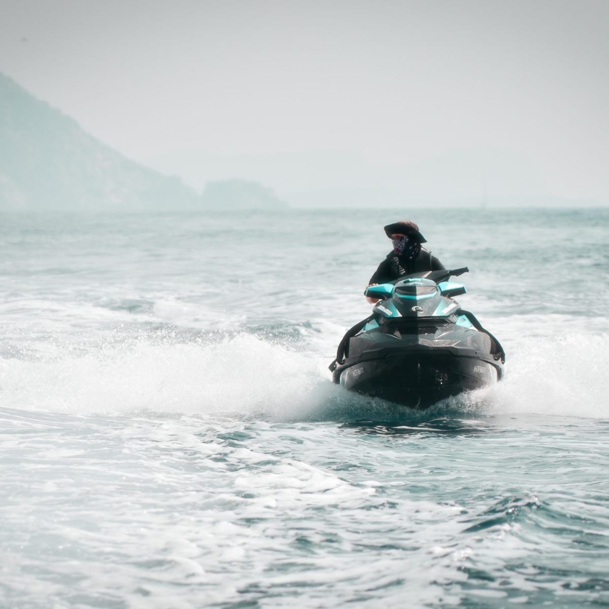 Motos de agua de Low Cost Jet Ski amarradas en el puerto de Alicante