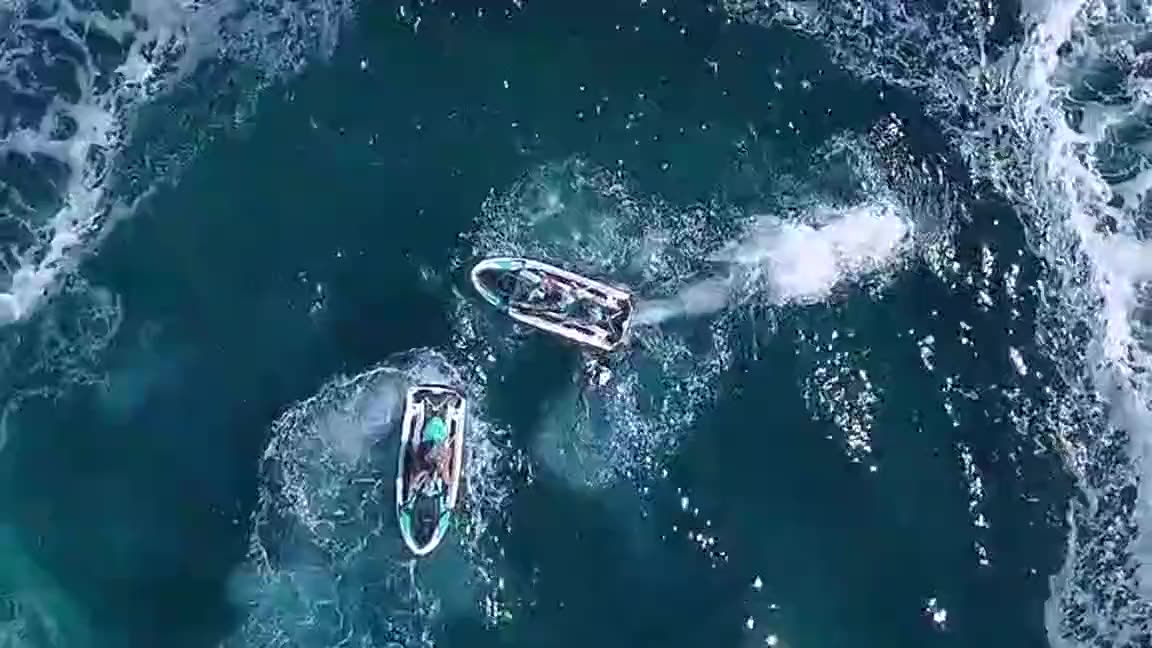 Vista aérea de una moto de agua trazando un giro sobre el mar turquesa de Alicante