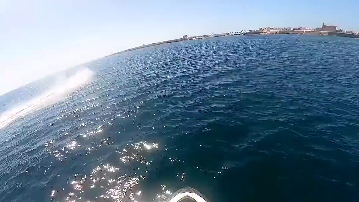Vista de la isla de Tabarca desde una moto de agua en travesía desde Alicante