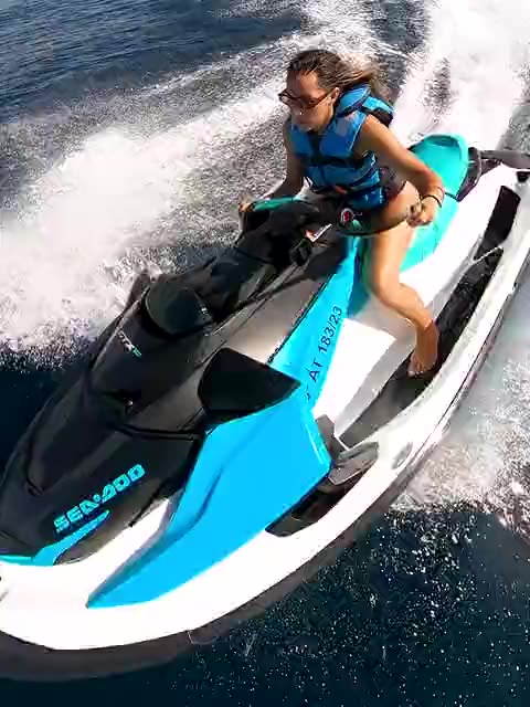 Moto de agua trazando una curva frente a la costa de Alicante
