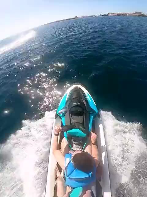 Vista aérea de una moto de agua camino de la isla de Tabarca